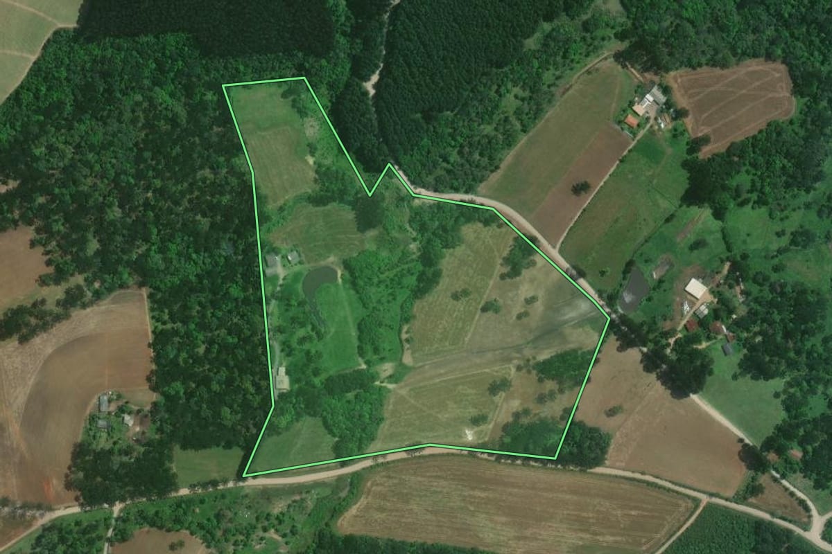 Imagem de satélite do imóvel rural em Mafra (SC), com o contorno declarado no CAR desenhado por cima.
