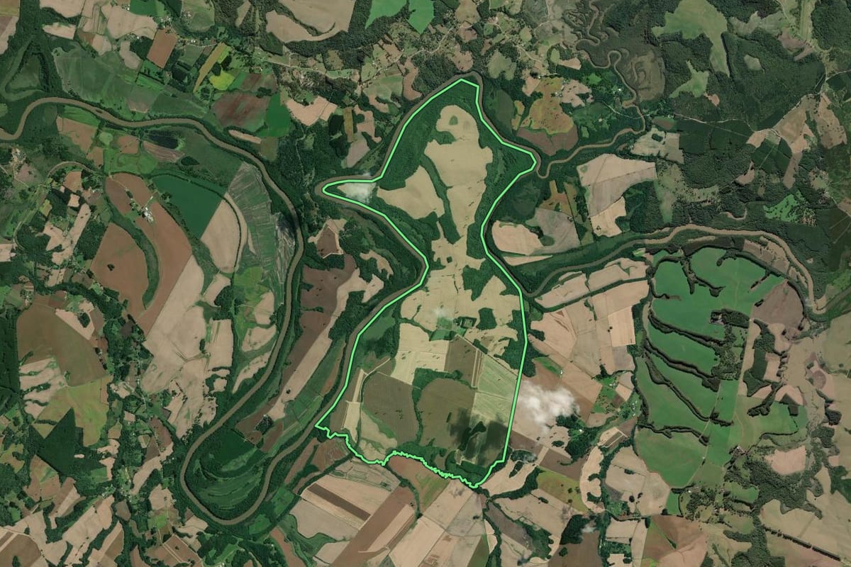 Imagem de satélite do imóvel rural em Mafra (SC), com o contorno declarado no CAR desenhado por cima.