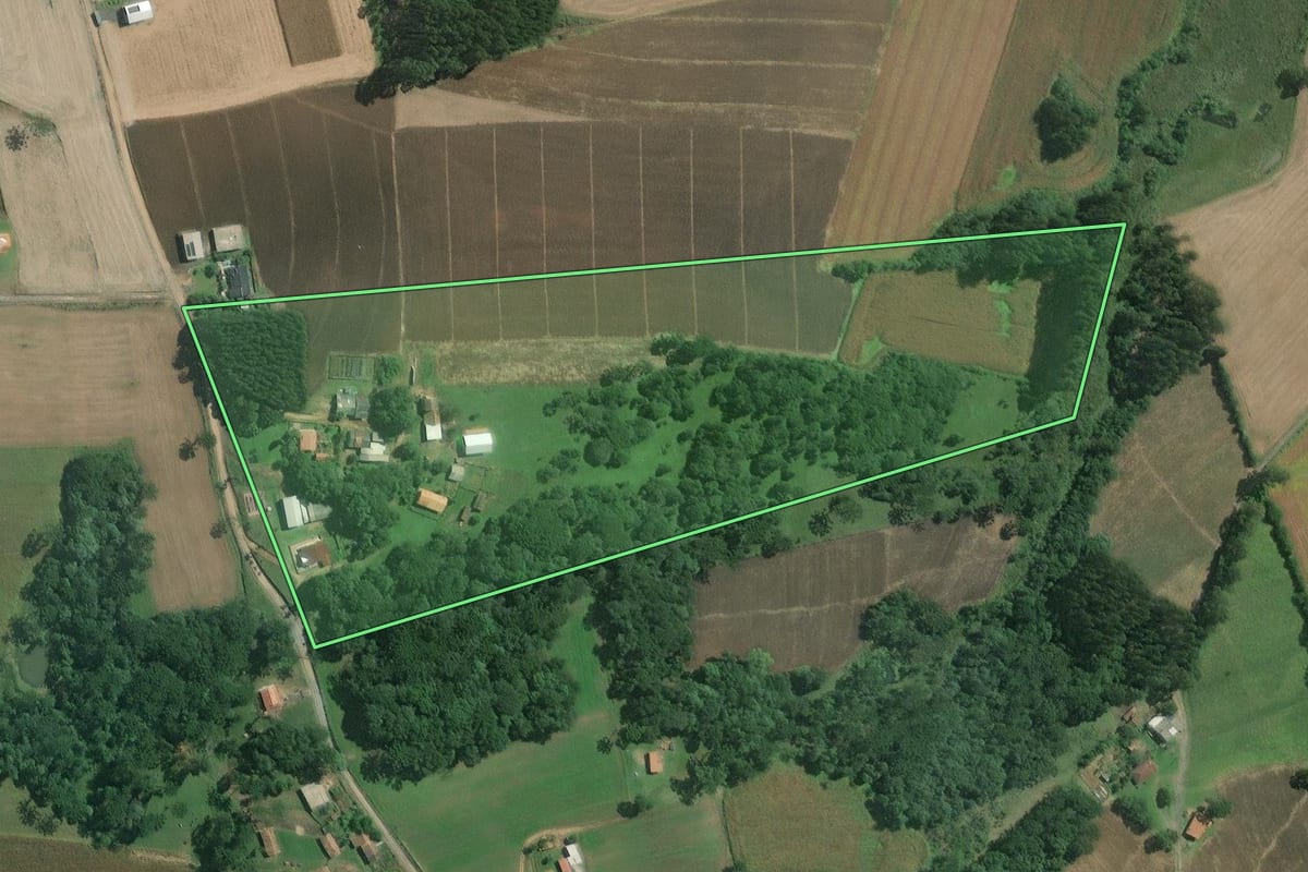 Imagem de satélite do imóvel rural em Mafra (SC), com o contorno declarado no CAR desenhado por cima.