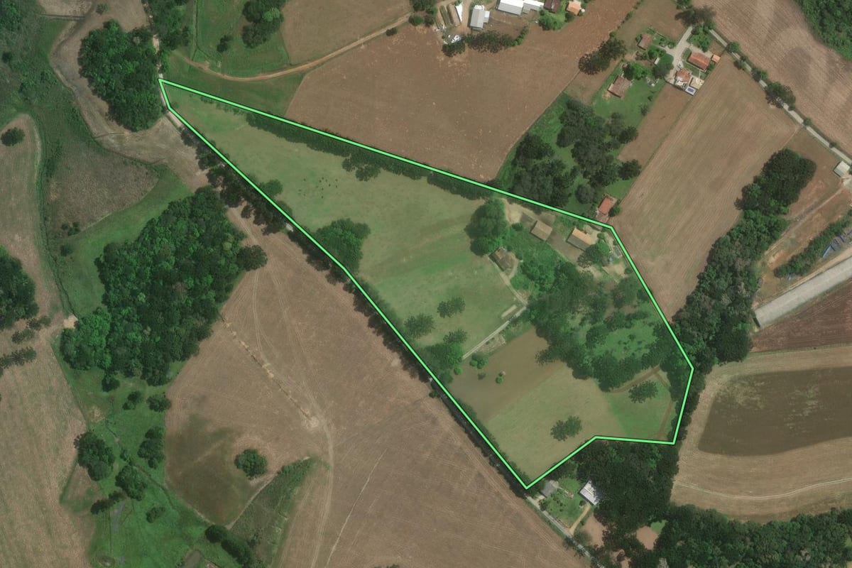Imagem de satélite do imóvel rural em Mafra (SC), com o contorno declarado no CAR desenhado por cima.