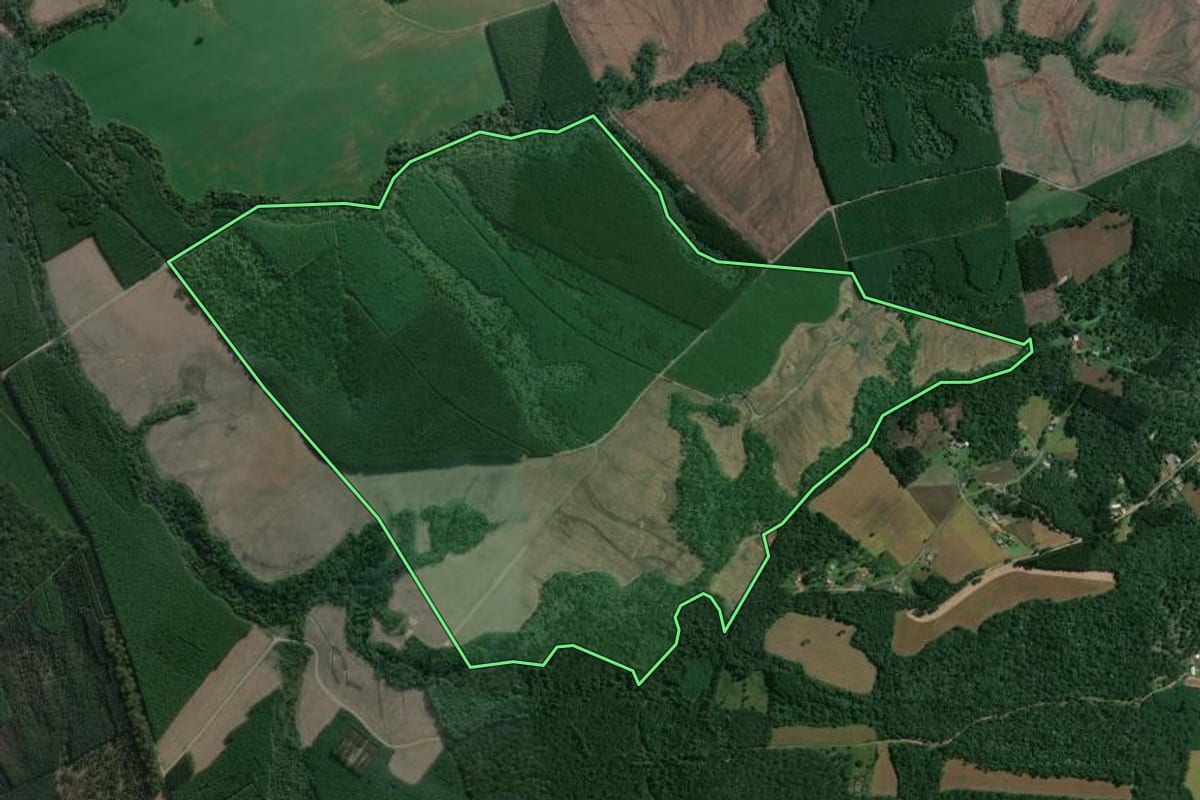 Imagem de satélite do imóvel rural em Mafra (SC), com o contorno declarado no CAR desenhado por cima.