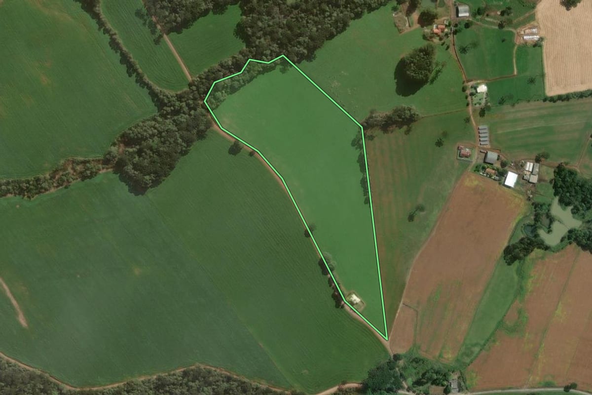 Imagem de satélite do imóvel rural em Mafra (SC), com o contorno declarado no CAR desenhado por cima.