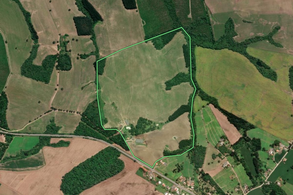 Imagem de satélite do imóvel rural em Mafra (SC), com o contorno declarado no CAR desenhado por cima.