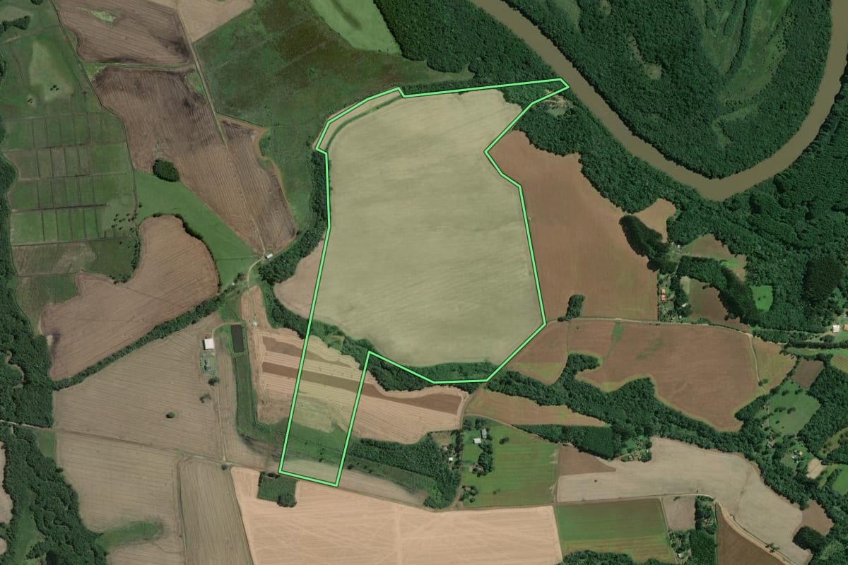 Imagem de satélite do imóvel rural em Mafra (SC), com o contorno declarado no CAR desenhado por cima.