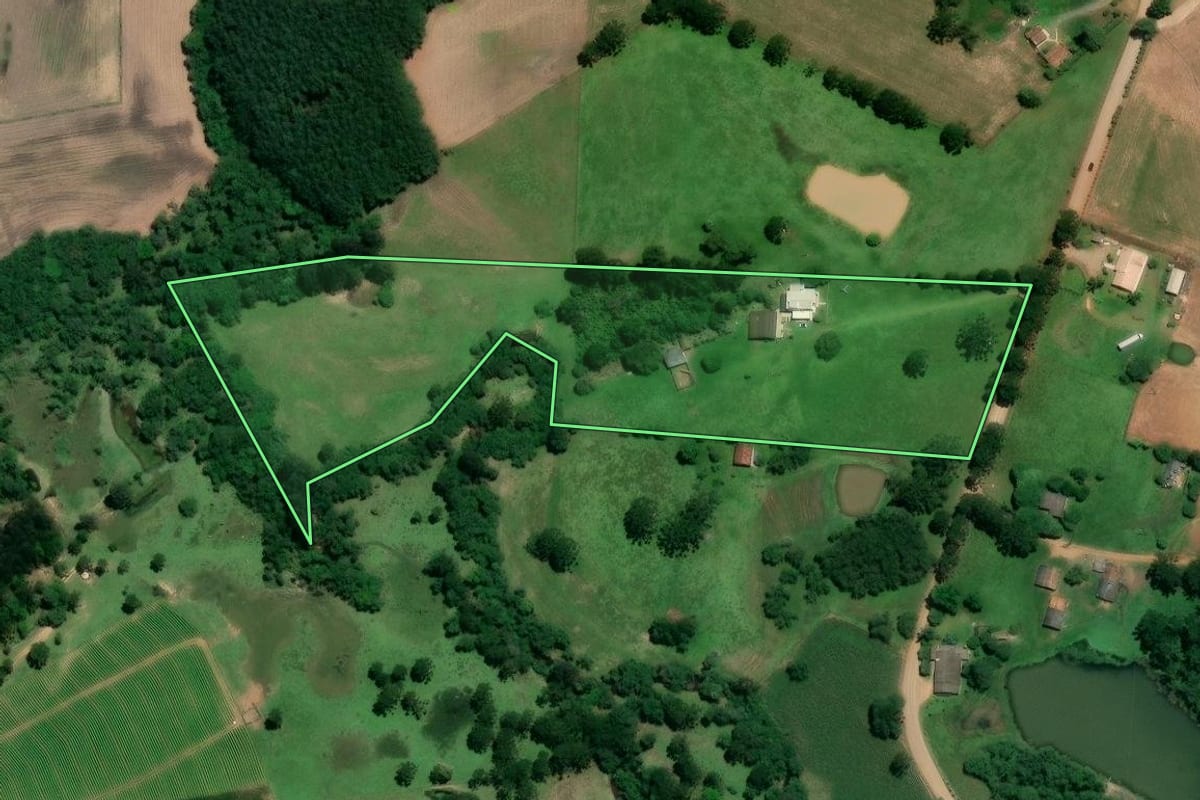 Imagem de satélite do imóvel rural em Mafra (SC), com o contorno declarado no CAR desenhado por cima.