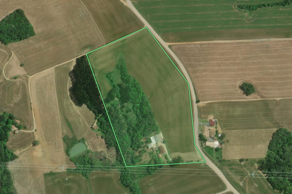 Imagem de satélite do imóvel rural em Mafra (SC), com o contorno declarado no CAR desenhado por cima.