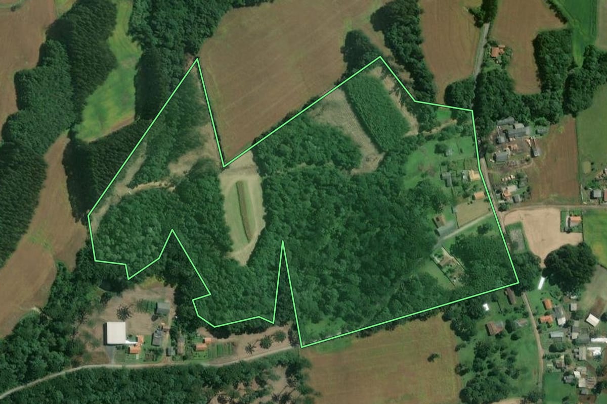 Imagem de satélite do imóvel rural em Mafra (SC), com o contorno declarado no CAR desenhado por cima.