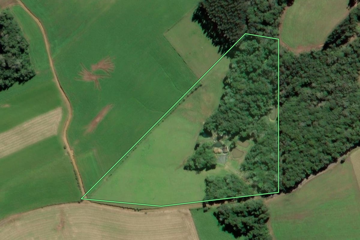 Imagem de satélite do imóvel rural em Mafra (SC), com o contorno declarado no CAR desenhado por cima.