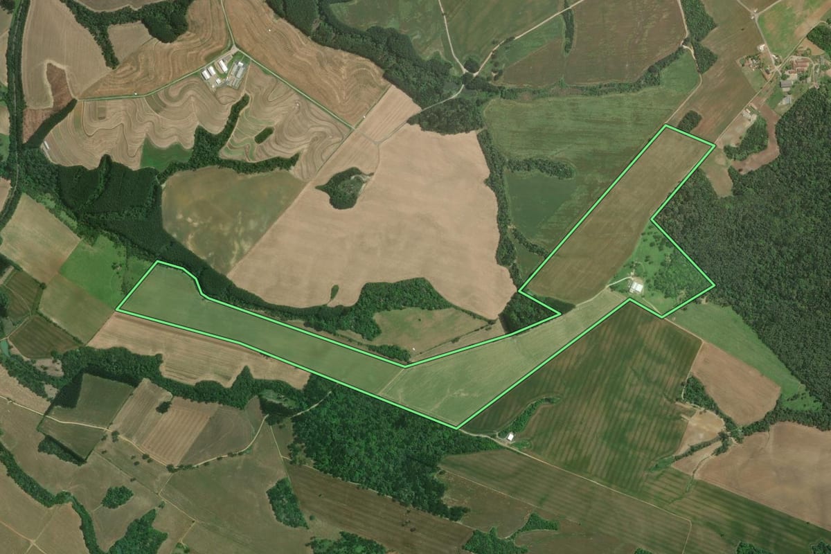 Imagem de satélite do imóvel rural em Mafra (SC), com o contorno declarado no CAR desenhado por cima.