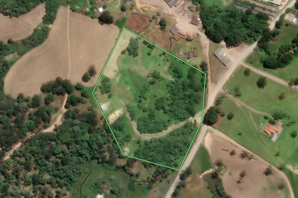 Imagem de satélite do imóvel rural em Mafra (SC), com o contorno declarado no CAR desenhado por cima.