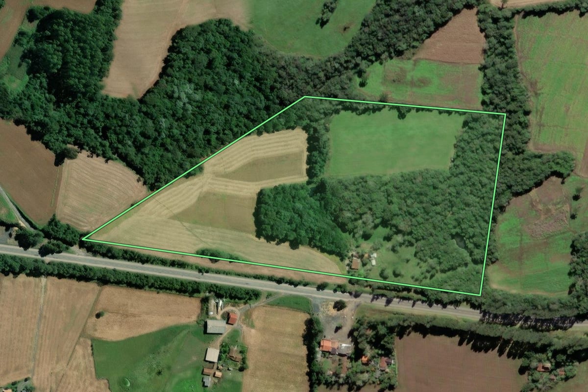 Imagem de satélite do imóvel rural em Mafra (SC), com o contorno declarado no CAR desenhado por cima.