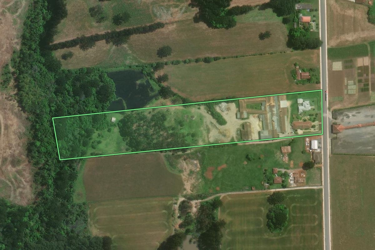 Imagem de satélite do imóvel rural em Mafra (SC), com o contorno declarado no CAR desenhado por cima.