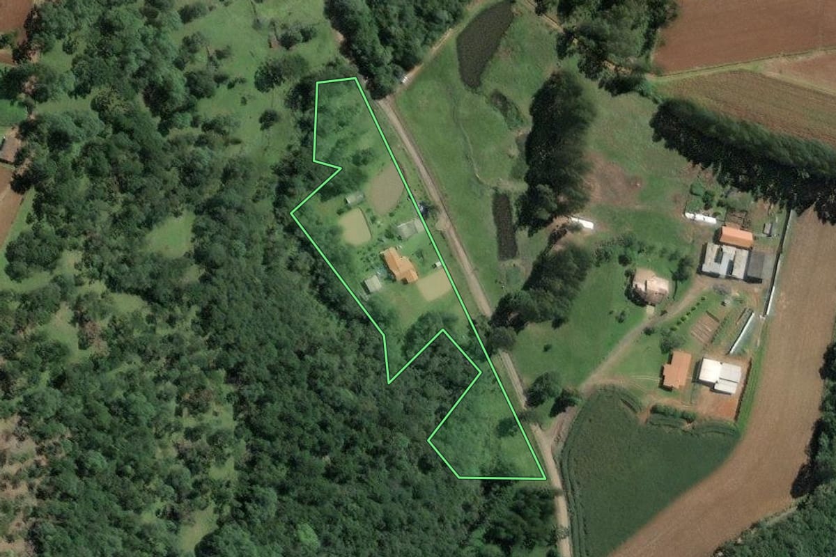 Imagem de satélite do imóvel rural em Mafra (SC), com o contorno declarado no CAR desenhado por cima.