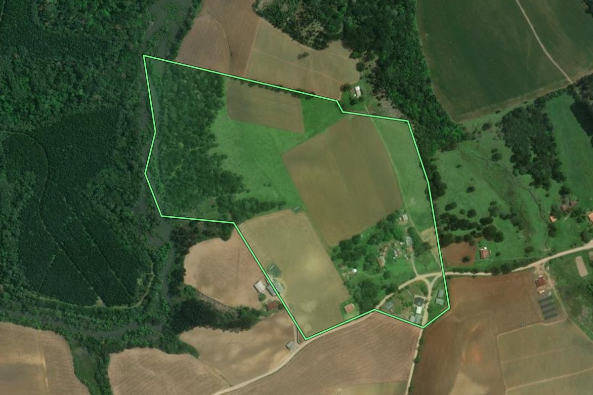 Imagem de satélite do imóvel rural em Mafra (SC), com o contorno declarado no CAR desenhado por cima.