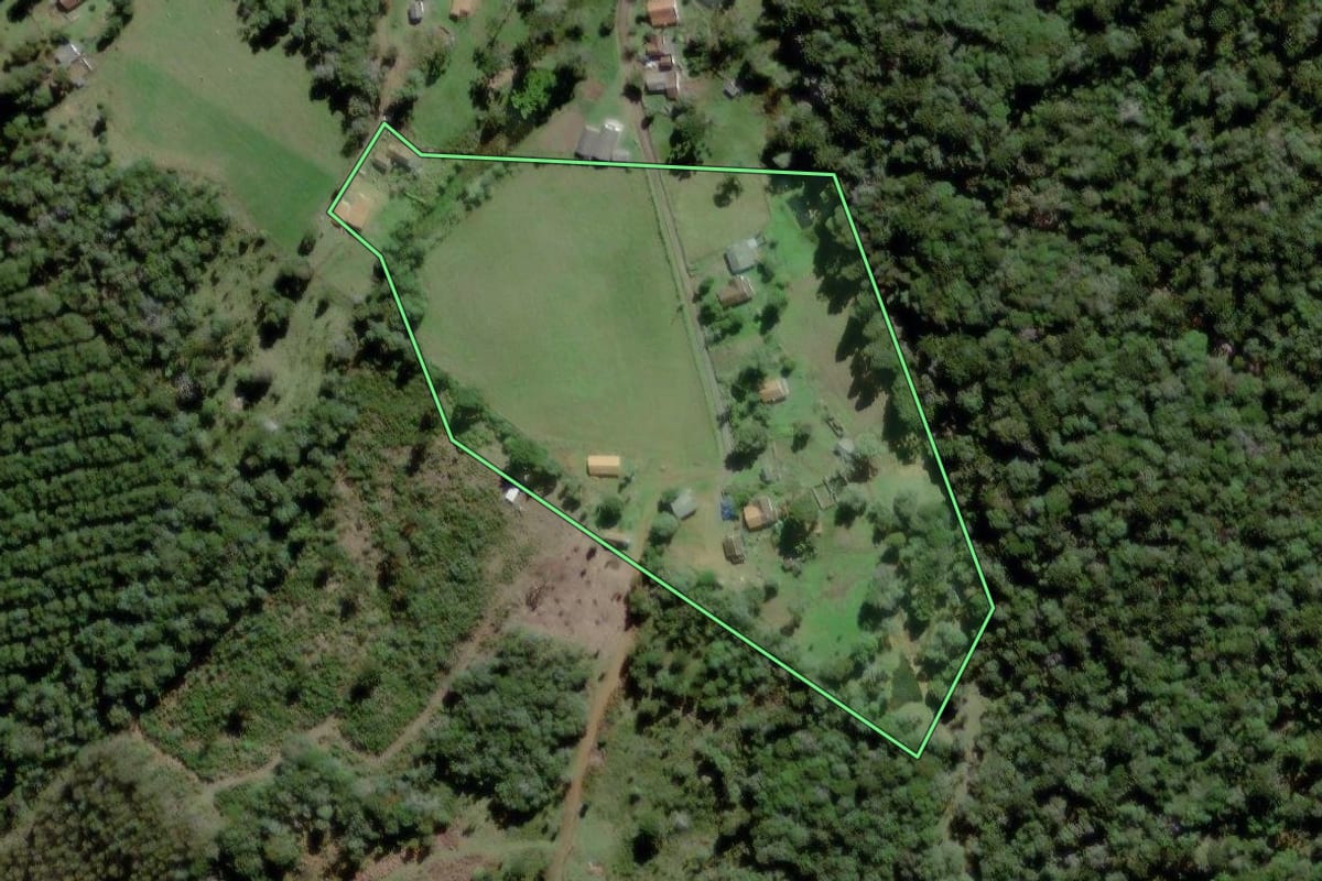 Imagem de satélite do imóvel rural em Mafra (SC), com o contorno declarado no CAR desenhado por cima.