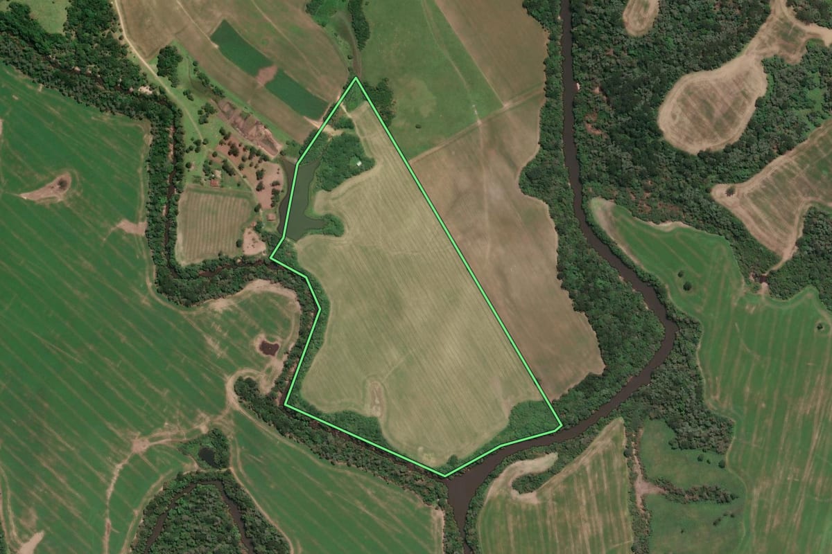 Imagem de satélite do imóvel rural em Mafra (SC), com o contorno declarado no CAR desenhado por cima.