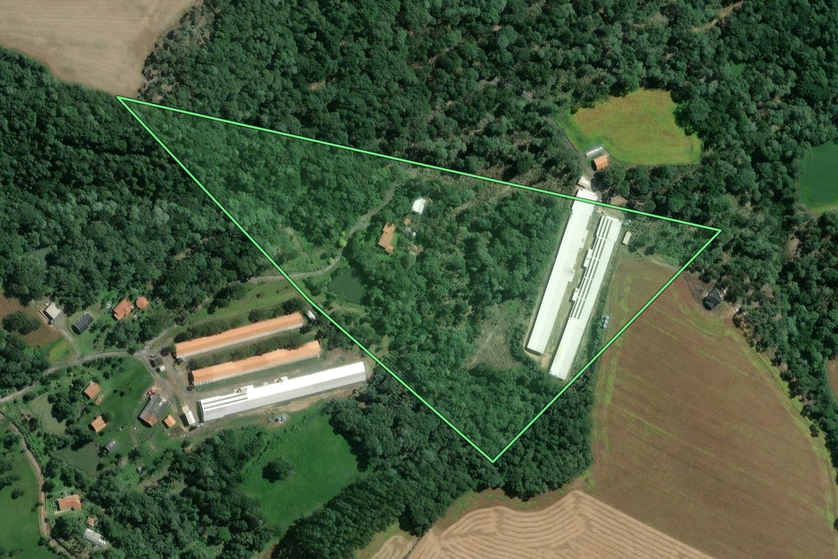 Imagem de satélite do imóvel rural em Itaiópolis (SC), com o contorno declarado no CAR desenhado por cima.