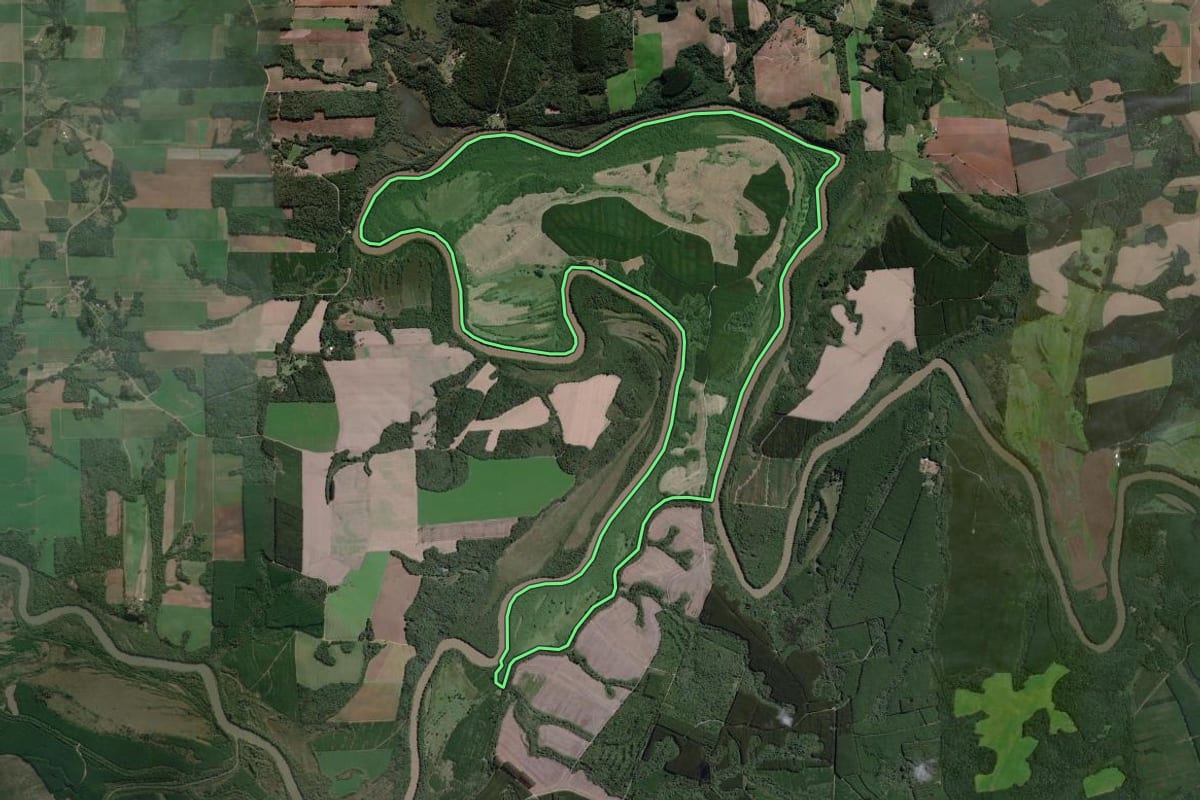 Imagem de satélite do imóvel rural em Mafra (SC), com o contorno declarado no CAR desenhado por cima.