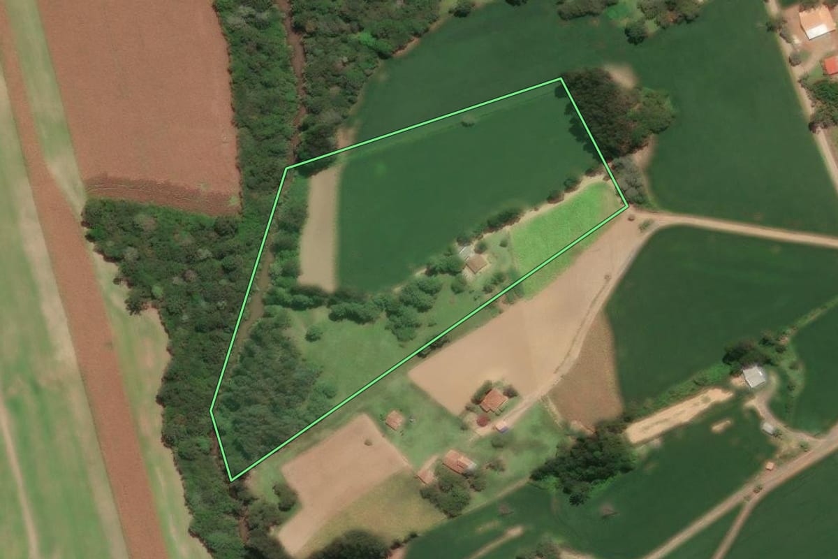 Imagem de satélite do imóvel rural em Mafra (SC), com o contorno declarado no CAR desenhado por cima.