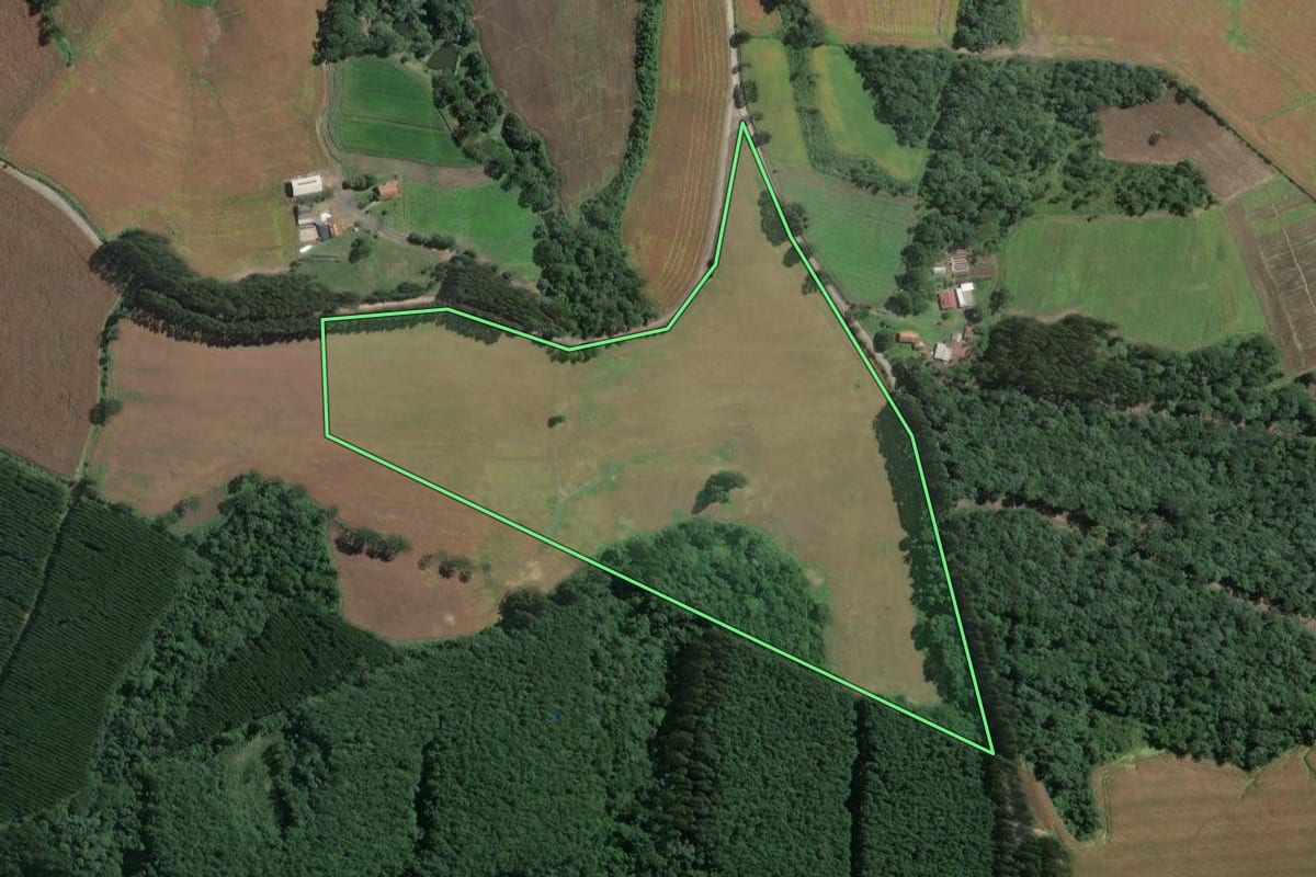 Imagem de satélite do imóvel rural em Mafra (SC), com o contorno declarado no CAR desenhado por cima.