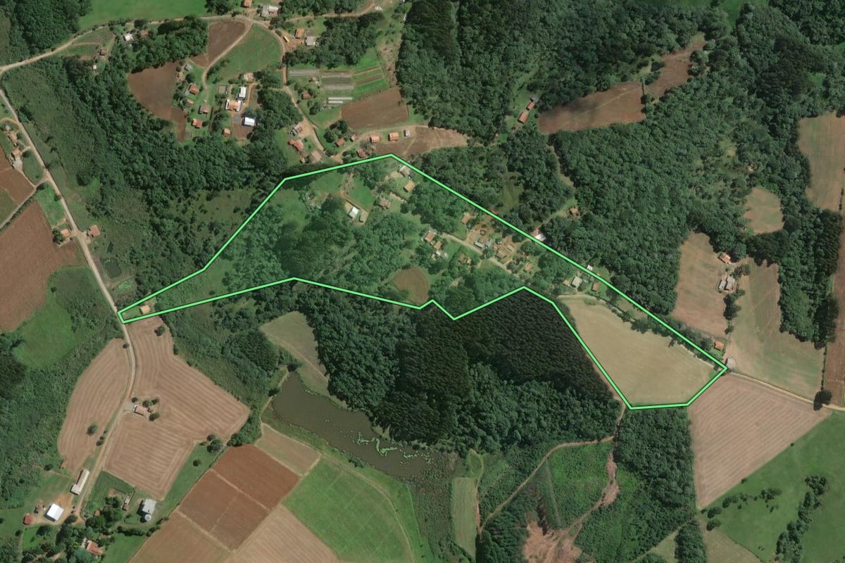 Imagem de satélite do imóvel rural em Mafra (SC), com o contorno declarado no CAR desenhado por cima.
