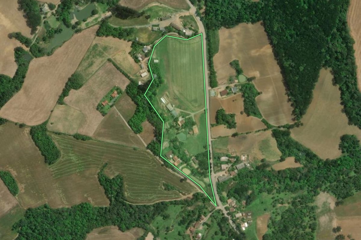 Imagem de satélite do imóvel rural em Mafra (SC), com o contorno declarado no CAR desenhado por cima.