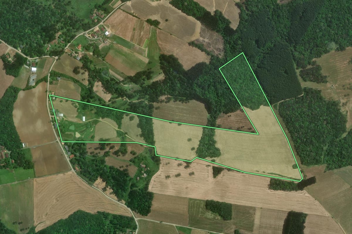 Imagem de satélite do imóvel rural em Mafra (SC), com o contorno declarado no CAR desenhado por cima.