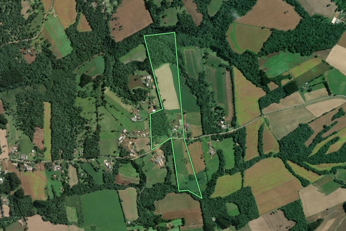 Imagem de satélite do imóvel rural em Mafra (SC), com o contorno declarado no CAR desenhado por cima.