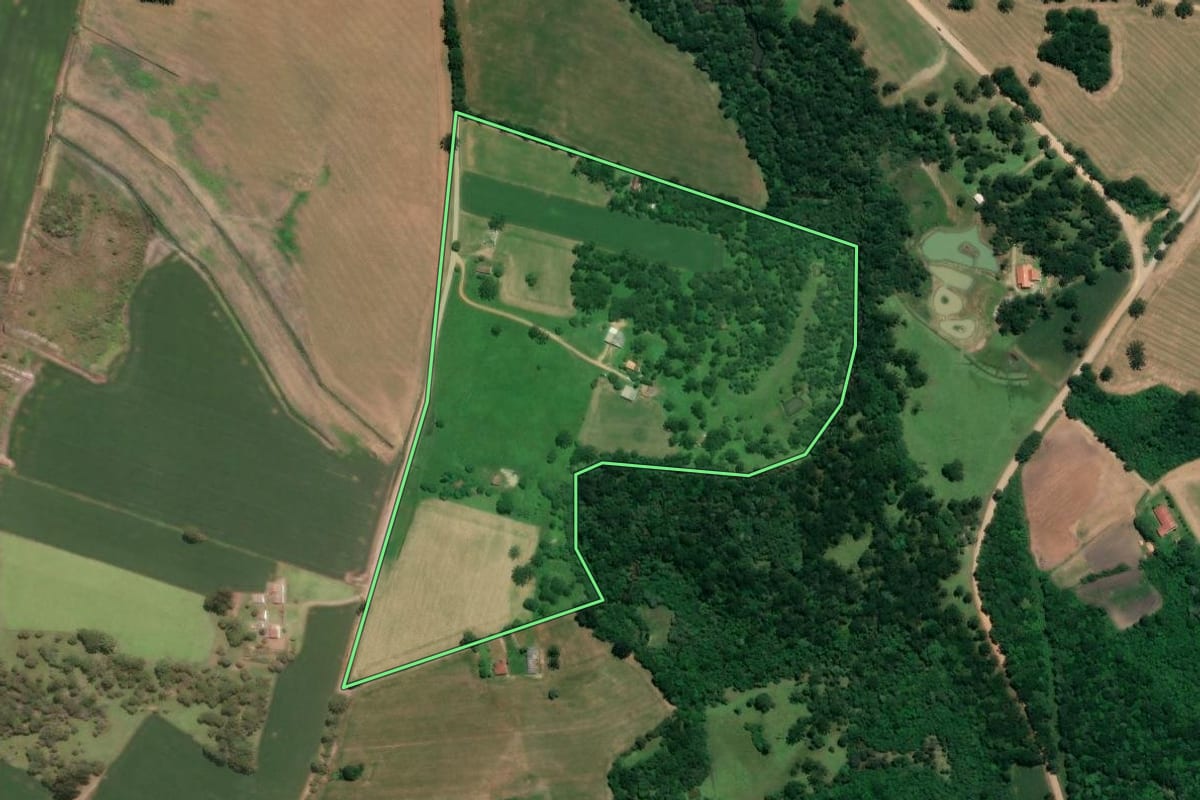 Imagem de satélite do imóvel rural em Mafra (SC), com o contorno declarado no CAR desenhado por cima.