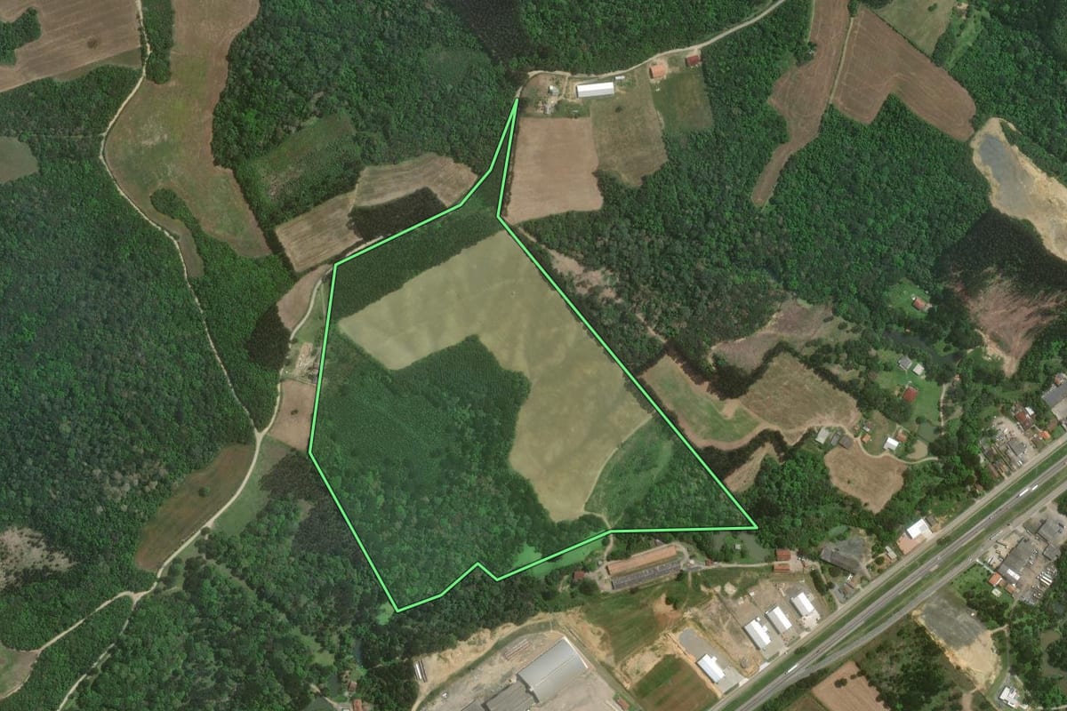 Imagem de satélite do imóvel rural em Mafra (SC), com o contorno declarado no CAR desenhado por cima.