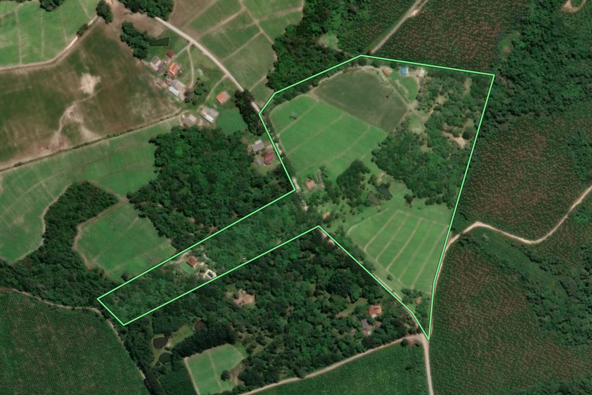 Imagem de satélite do imóvel rural em Mafra (SC), com o contorno declarado no CAR desenhado por cima.