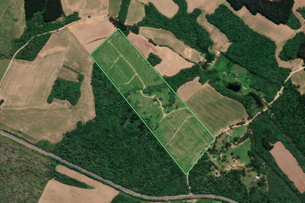 Imagem de satélite do imóvel rural em Mafra (SC), com o contorno declarado no CAR desenhado por cima.