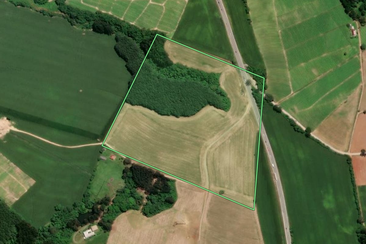 Imagem de satélite do imóvel rural em Mafra (SC), com o contorno declarado no CAR desenhado por cima.