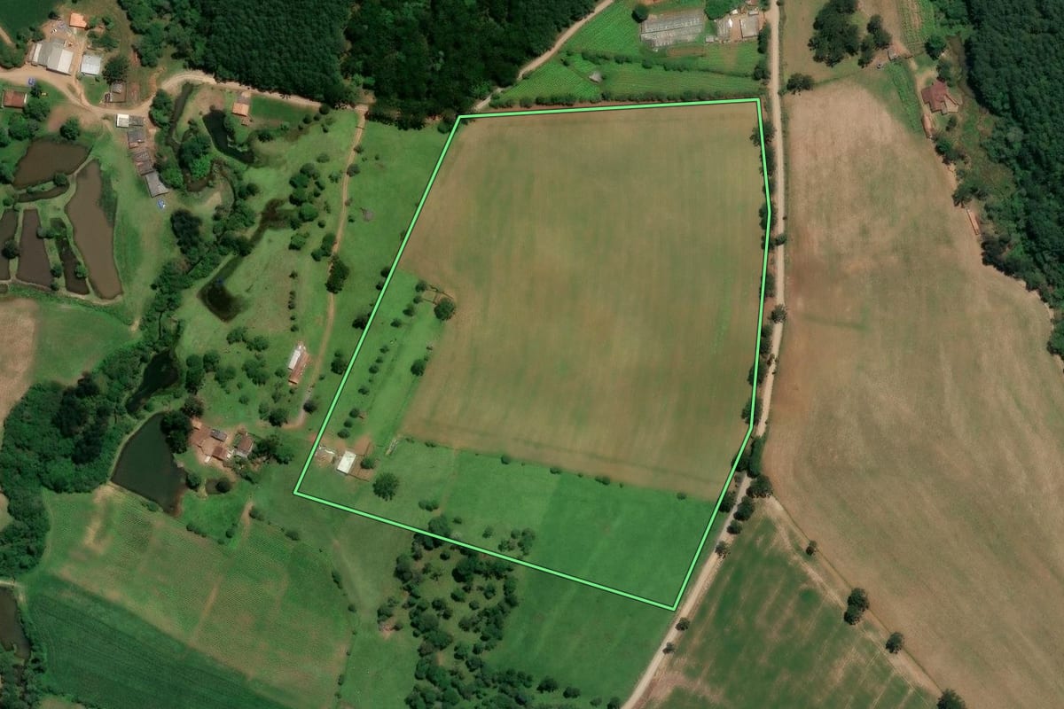 Imagem de satélite do imóvel rural em Mafra (SC), com o contorno declarado no CAR desenhado por cima.