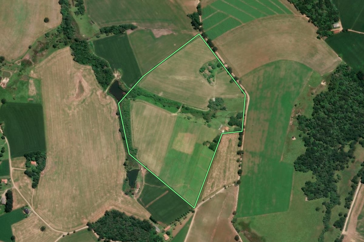 Imagem de satélite do imóvel rural em Mafra (SC), com o contorno declarado no CAR desenhado por cima.