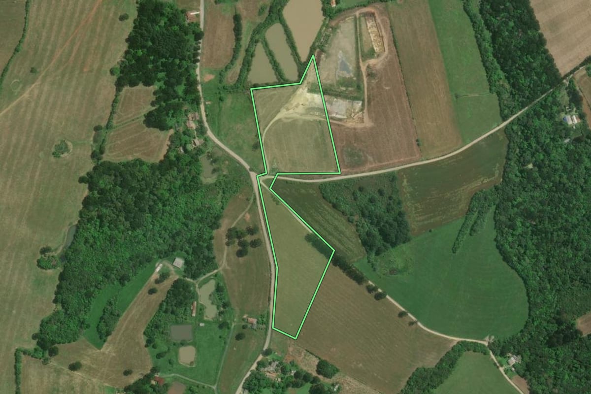 Imagem de satélite do imóvel rural em Mafra (SC), com o contorno declarado no CAR desenhado por cima.
