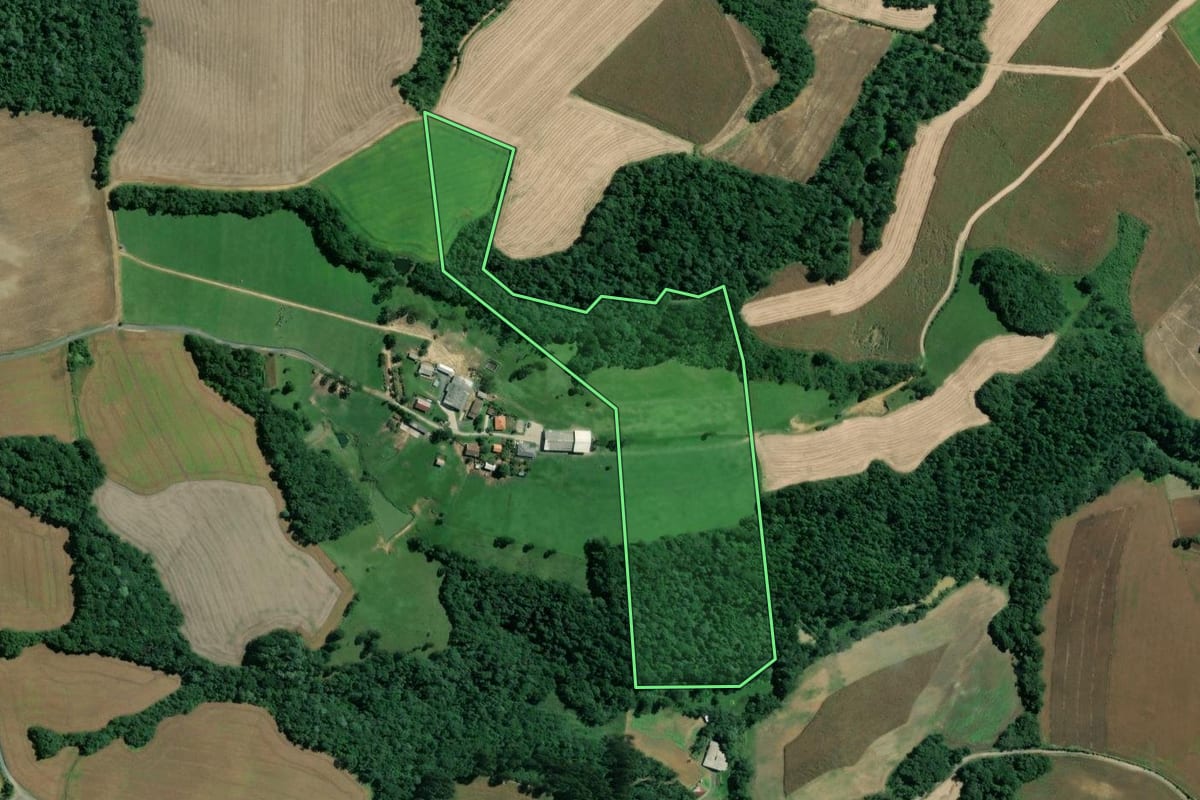 Imagem de satélite do imóvel rural em Mafra (SC), com o contorno declarado no CAR desenhado por cima.
