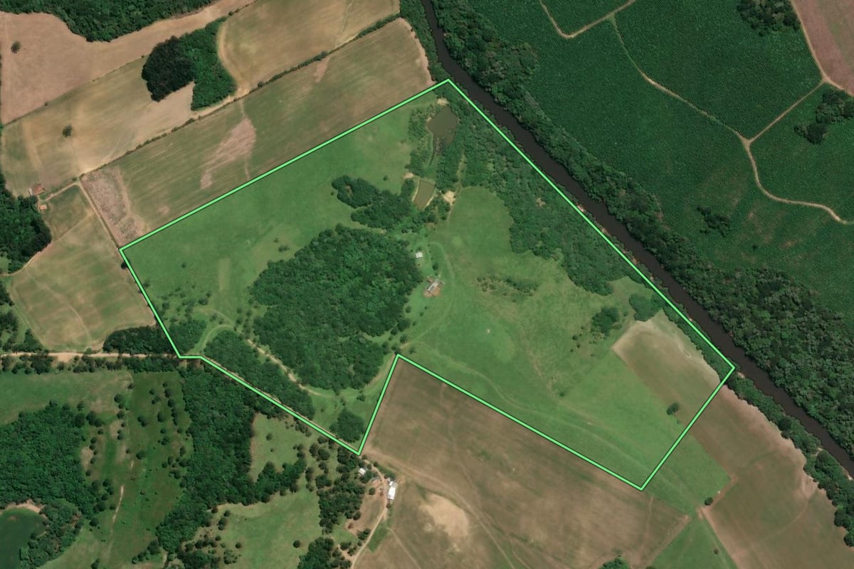 Imagem de satélite do imóvel rural em Mafra (SC), com o contorno declarado no CAR desenhado por cima.