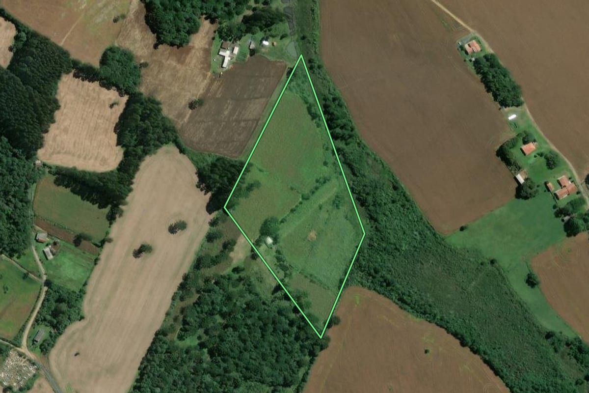 Imagem de satélite do imóvel rural em Mafra (SC), com o contorno declarado no CAR desenhado por cima.