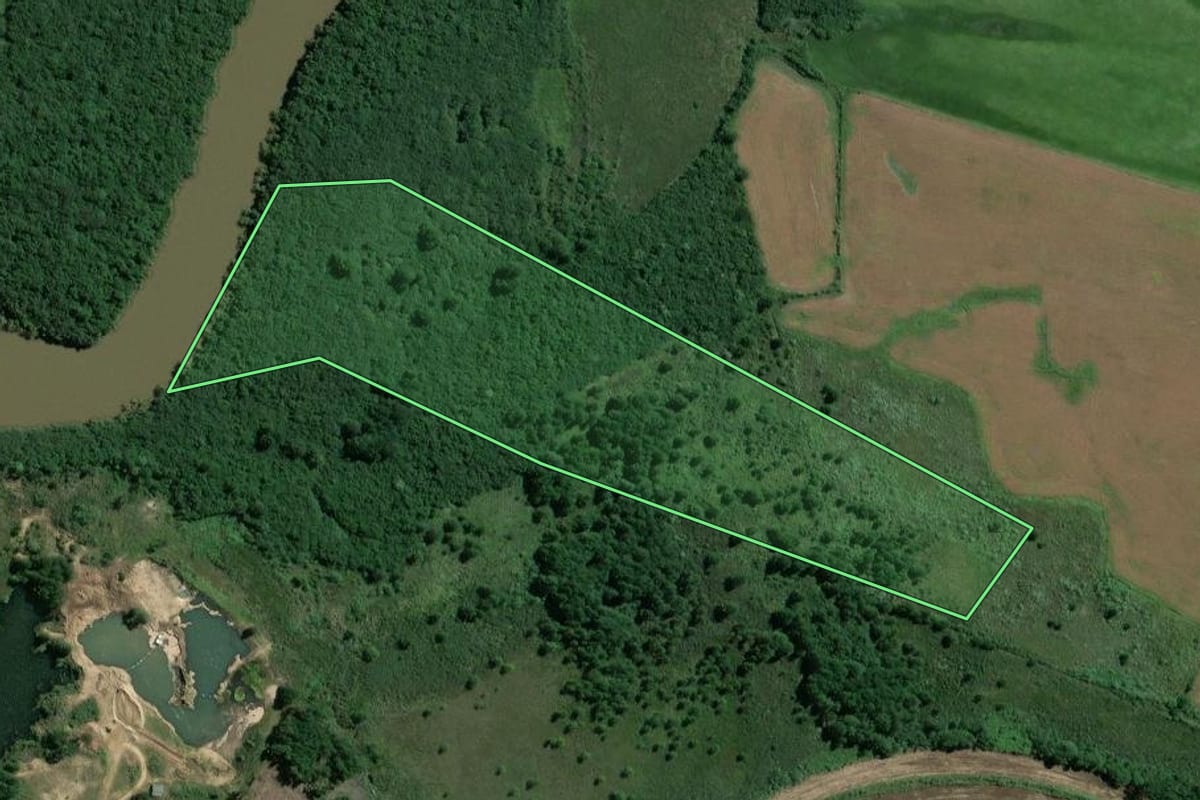 Imagem de satélite do imóvel rural em Mafra (SC), com o contorno declarado no CAR desenhado por cima.