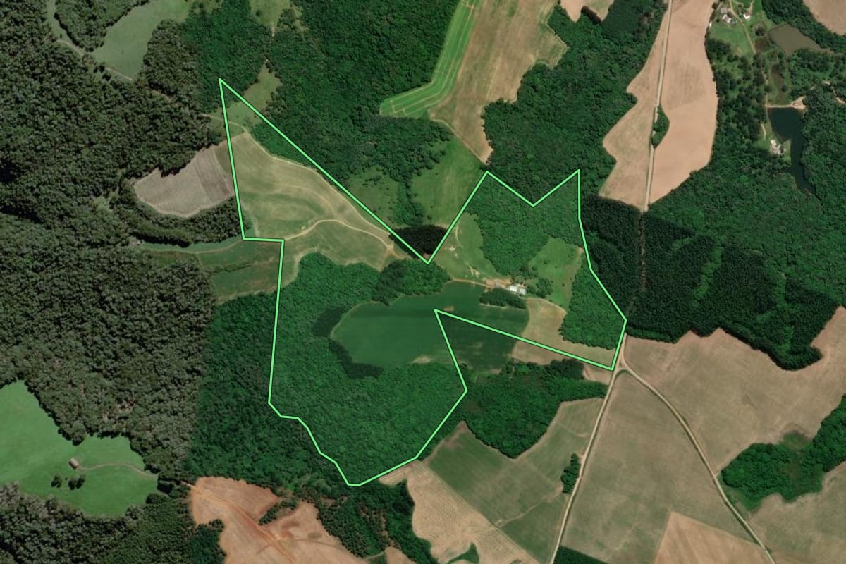 Imagem de satélite do imóvel rural em Mafra (SC), com o contorno declarado no CAR desenhado por cima.