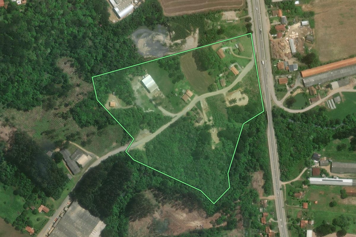 Imagem de satélite do imóvel rural em Mafra (SC), com o contorno declarado no CAR desenhado por cima.
