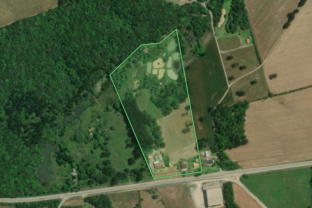 Imagem de satélite do imóvel rural em Mafra (SC), com o contorno declarado no CAR desenhado por cima.