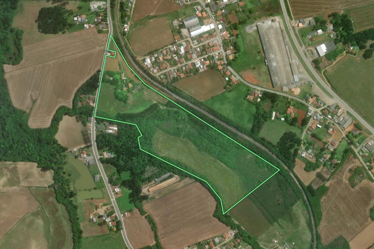 Imagem de satélite do imóvel rural em Mafra (SC), com o contorno declarado no CAR desenhado por cima.