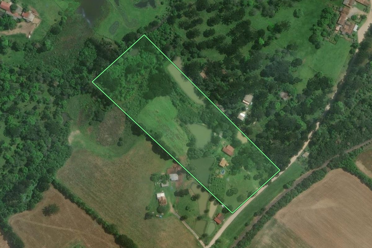 Imagem de satélite do imóvel rural em Mafra (SC), com o contorno declarado no CAR desenhado por cima.