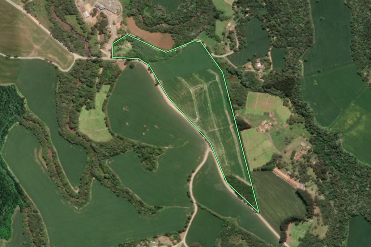 Imagem de satélite do imóvel rural em Mafra (SC), com o contorno declarado no CAR desenhado por cima.