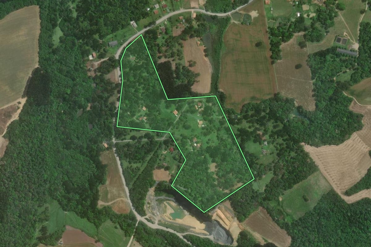 Imagem de satélite do imóvel rural em Mafra (SC), com o contorno declarado no CAR desenhado por cima.