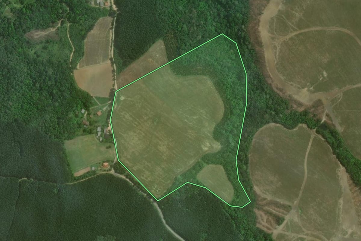 Imagem de satélite do imóvel rural em Mafra (SC), com o contorno declarado no CAR desenhado por cima.