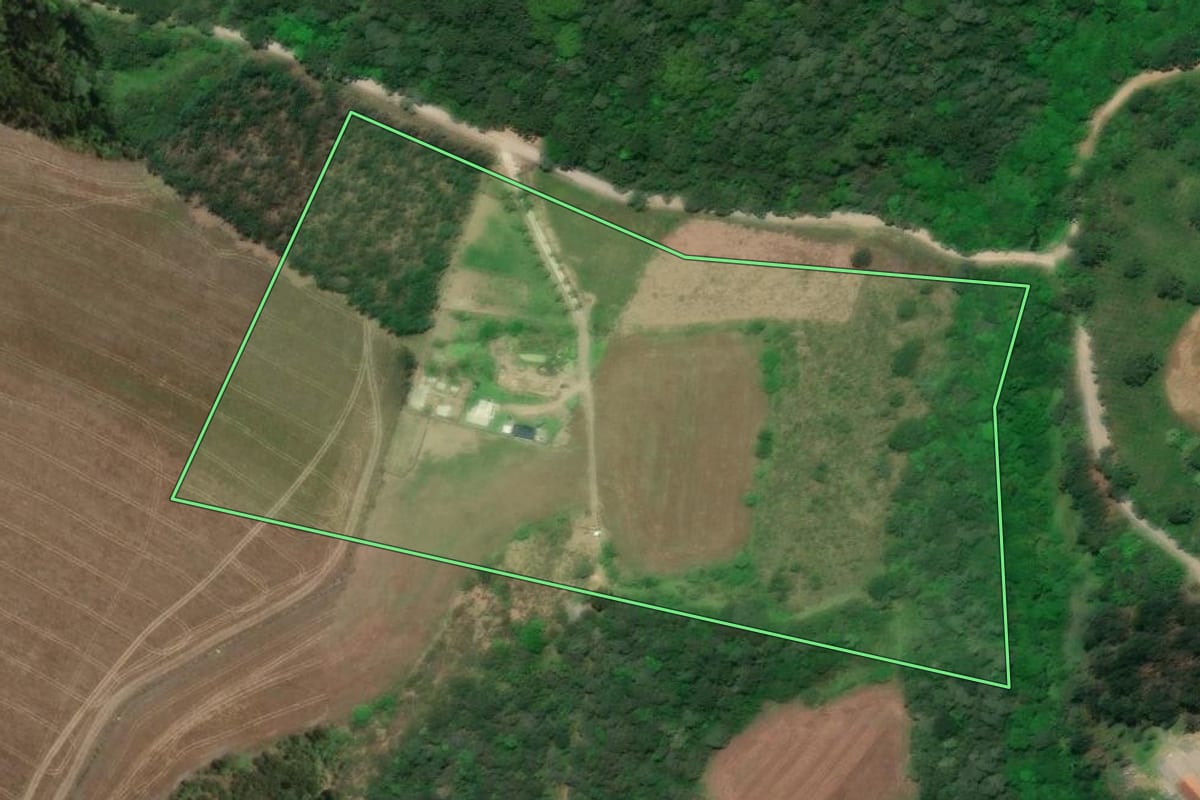 Imagem de satélite do imóvel rural em Mafra (SC), com o contorno declarado no CAR desenhado por cima.
