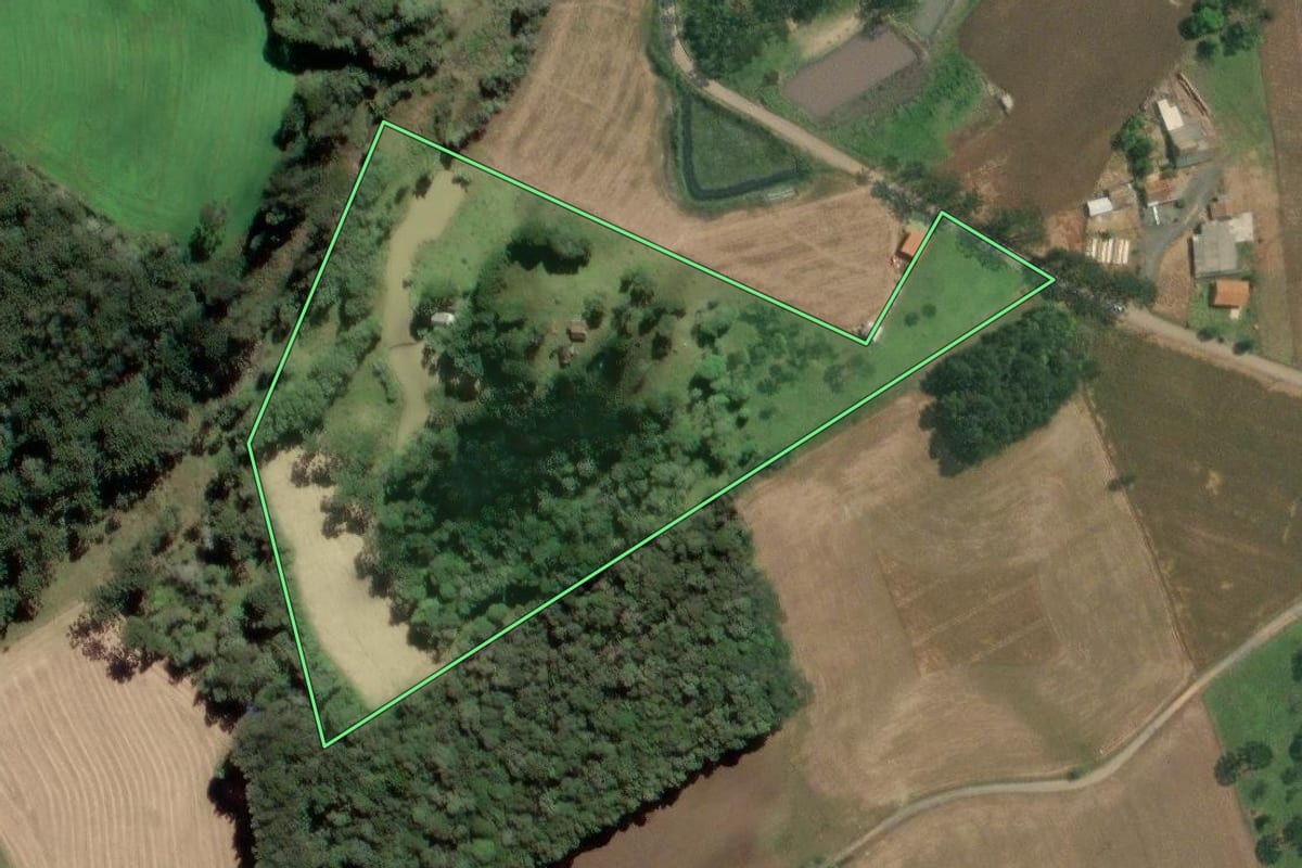 Imagem de satélite do imóvel rural em Mafra (SC), com o contorno declarado no CAR desenhado por cima.